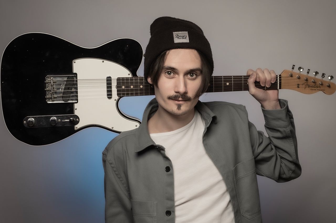 Joseph Bijon Portrait mit Gitarre