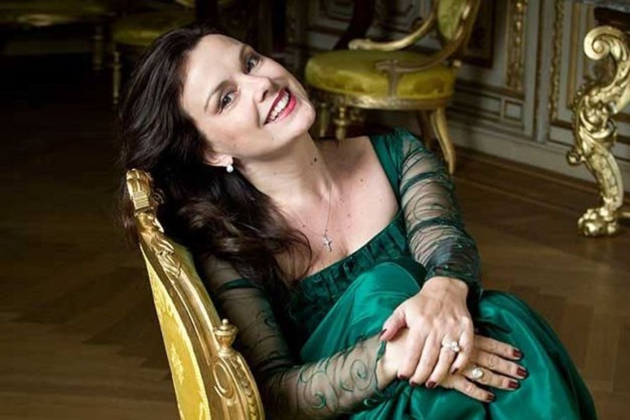Sopranistin Malin Hartelius auf Stuhl, lachend.
