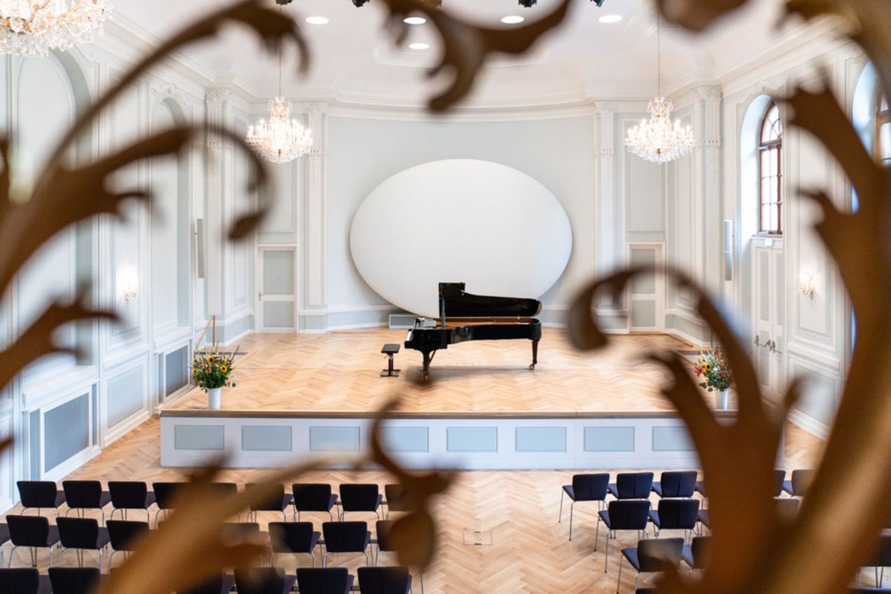 Grosser Saal Musik-Akademie Basel Blick auf Bühne mit Flügel von der Empore