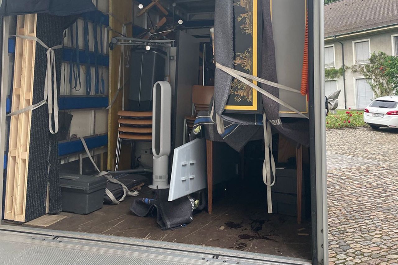 Umzug der Schola Cantorum Basiliensis im Sommer 2025: Zügelwagen mit Inhalt