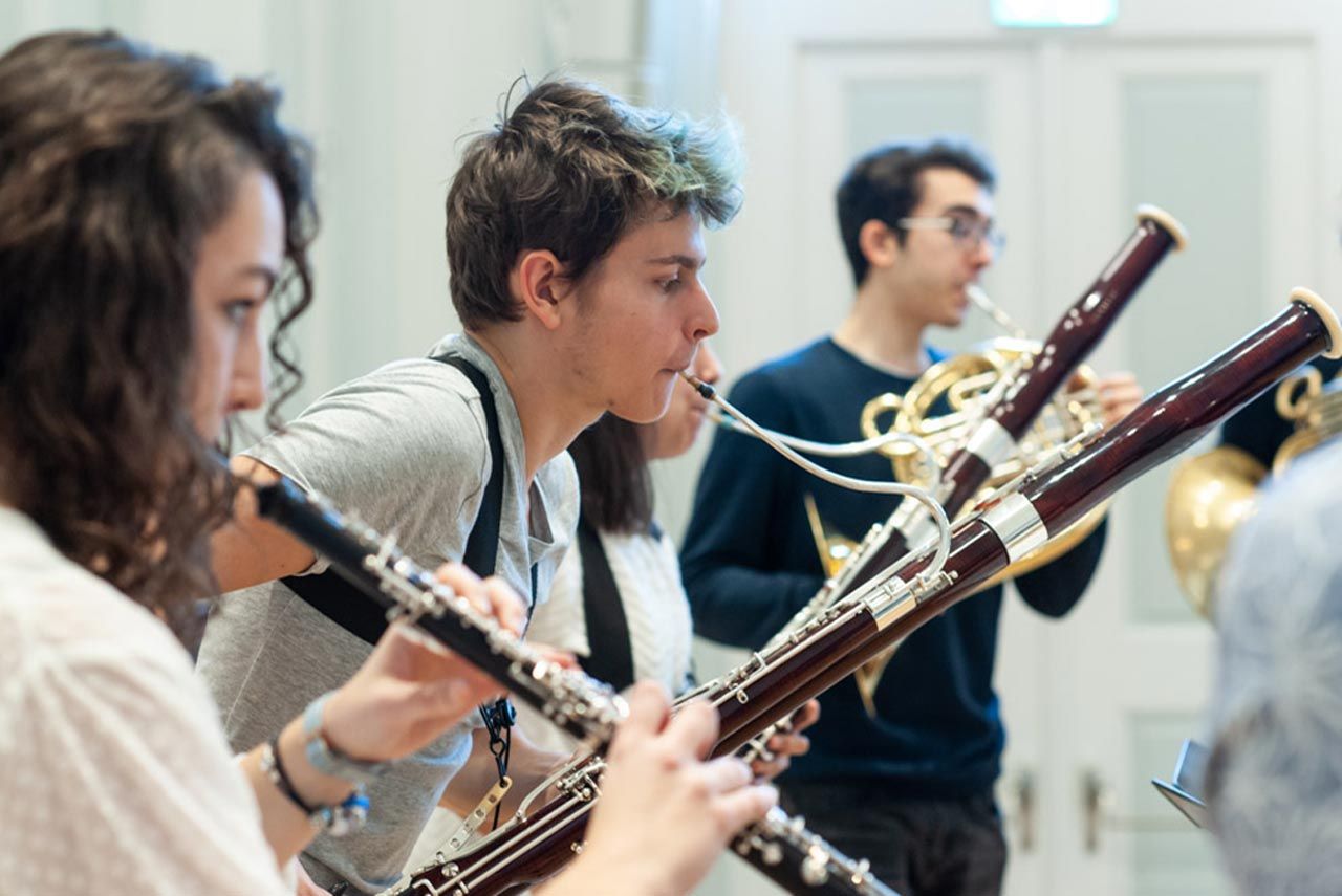 Streicherin der Schola Cantorum Basiliensis im Konzertsaal