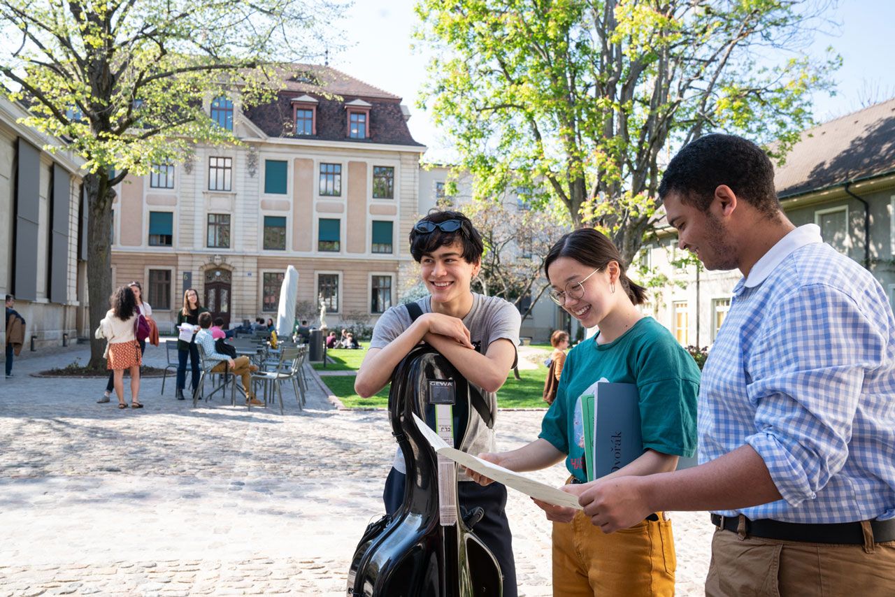 Jugendliche auf Campus