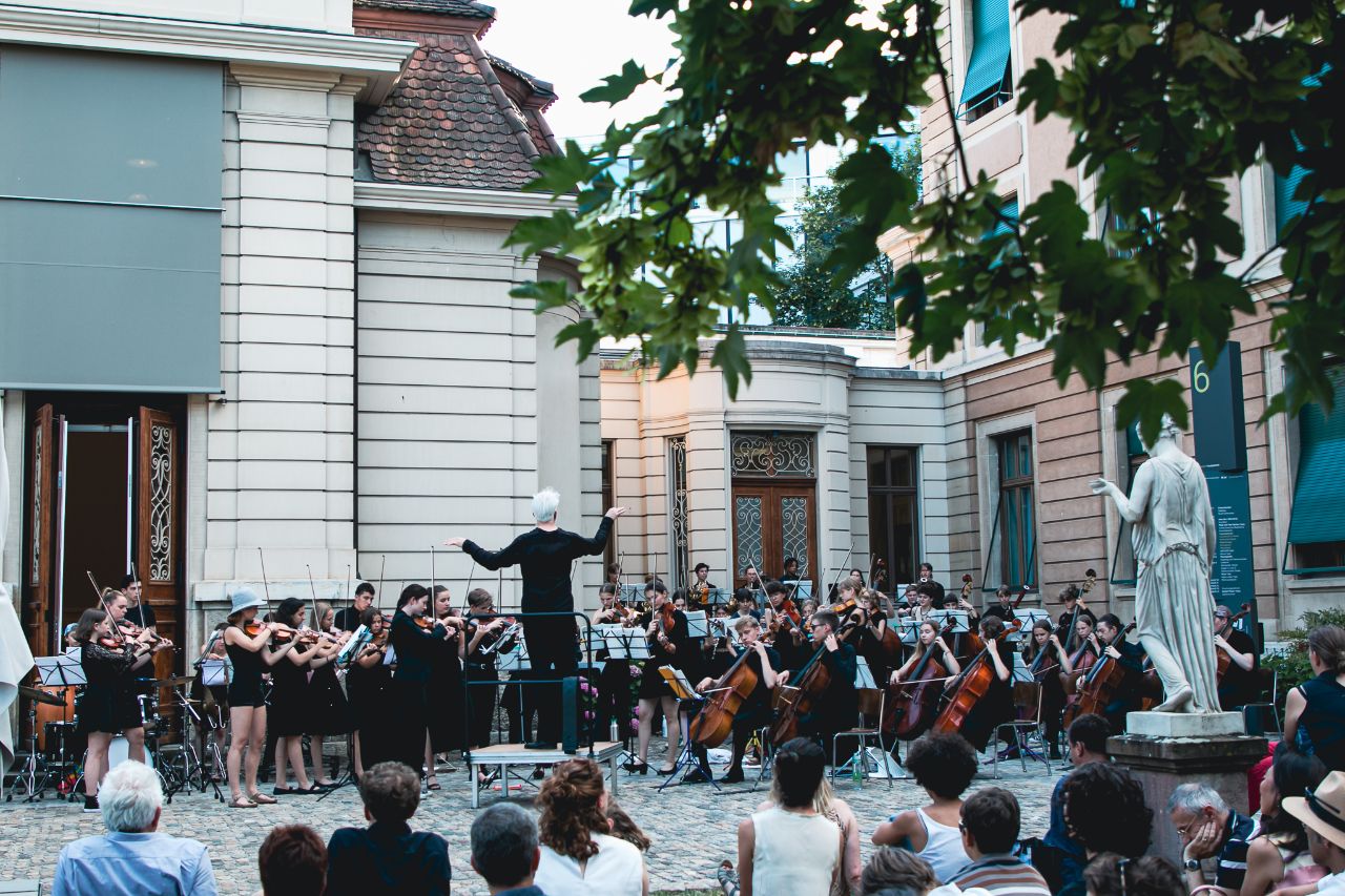 Openairkonzert im Innenhof der Musik-Akademie, Orchester mit Dirigent