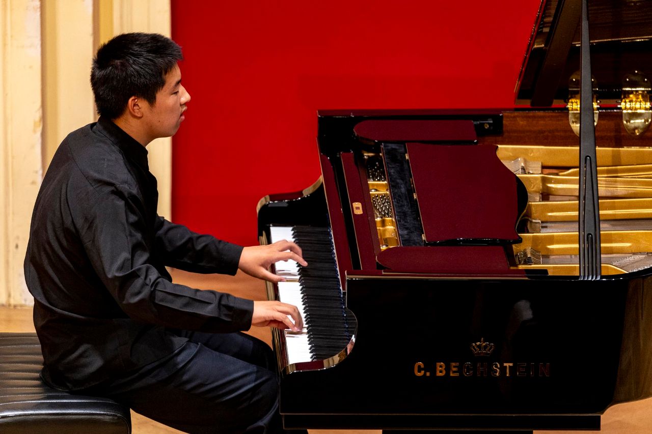 Klavier, schwarz, junger Pianist