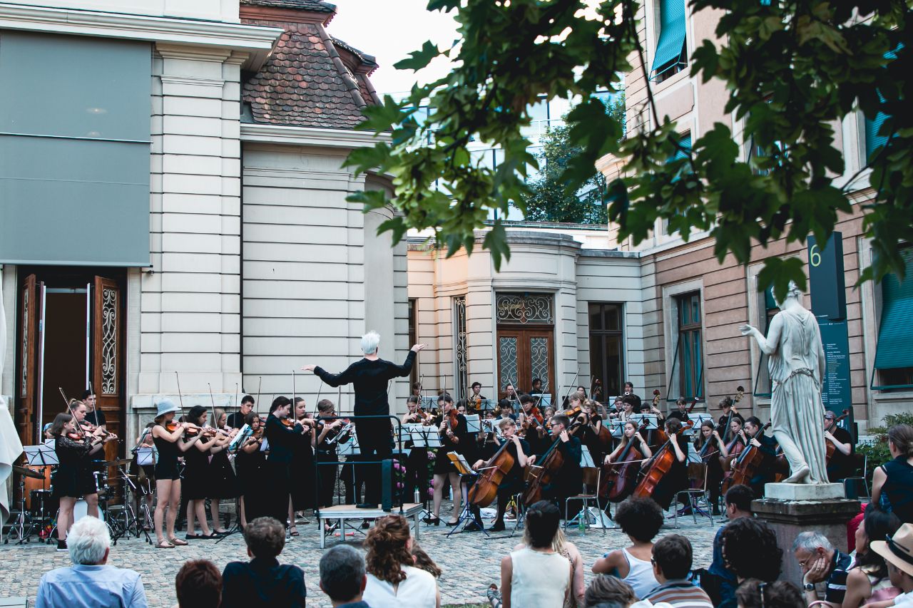 Das Orchester Junge Sinfoniker Basel spielt im Innenhof der Musik-Akademie. 
