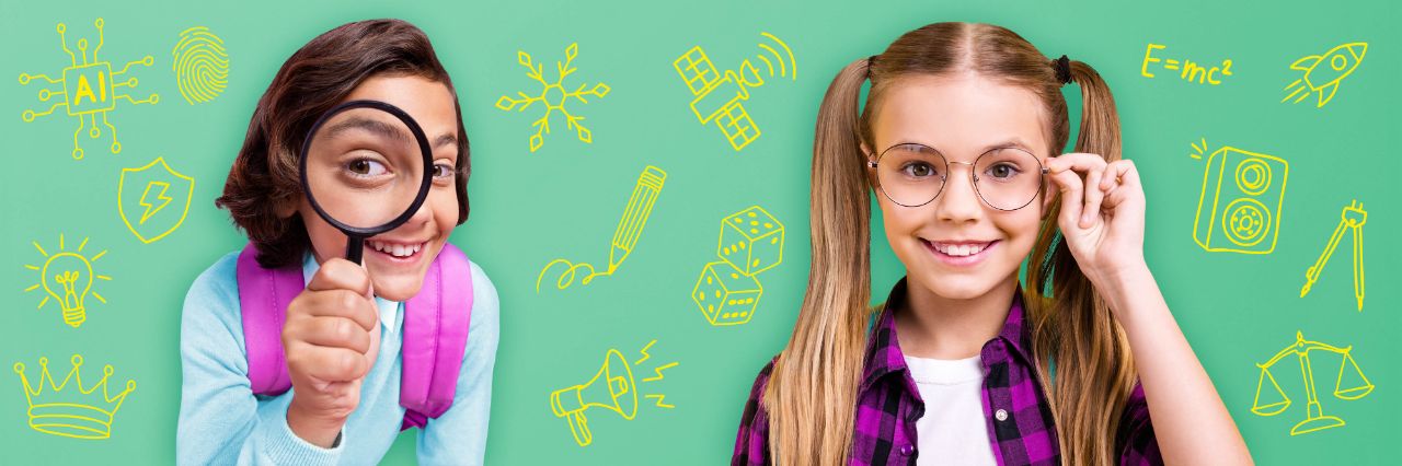 Zwei Mädchen schauen in die Kamera mit Lupe und Brille.